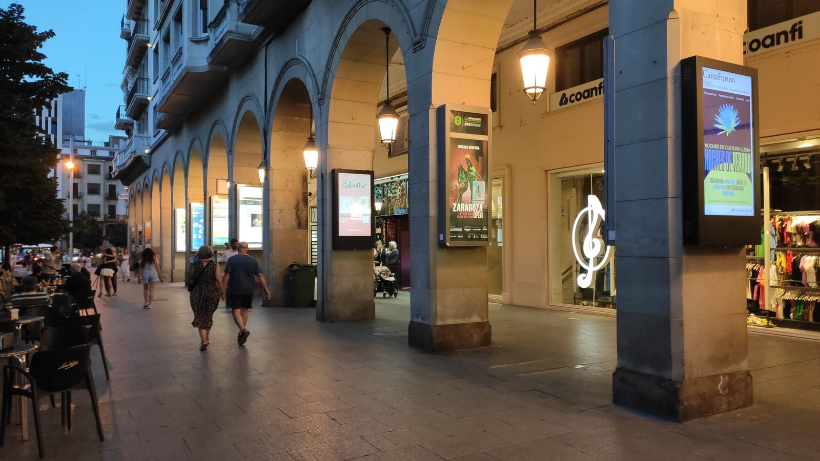 8- F EXT_ZGZ_Stradivarius_08